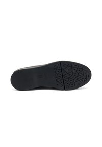 Semelle de chaussure en caoutchouc noir avec un motif de grip texturé comportant des formes géométriques. Comprend un logo rectangulaire près du talon.