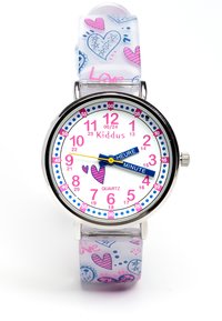 Montre à quartz avec un cadran blanc, des marqueurs d'heure roses et bleus, et un bracelet transparent arborant des motifs de cœurs en rose et bleu.