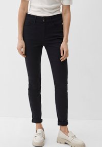 Navyblauwe, slim-fit broek van een rekbare stof met een gladde textuur. Heeft een dubbele knoopsluiting, omgeslagen mouwen en zijzakken.