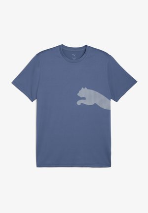 Modra majica s kratkimi rokavi iz gladke mešanice bombaža, ki na sprednji strani prikazuje belo grafiko skakavčeve mačke v pikčasti obliki.