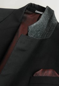 Black blazer featuring a gray felt collar and burgundy patterned lining. Includes a pocket square in matching burgundy design.