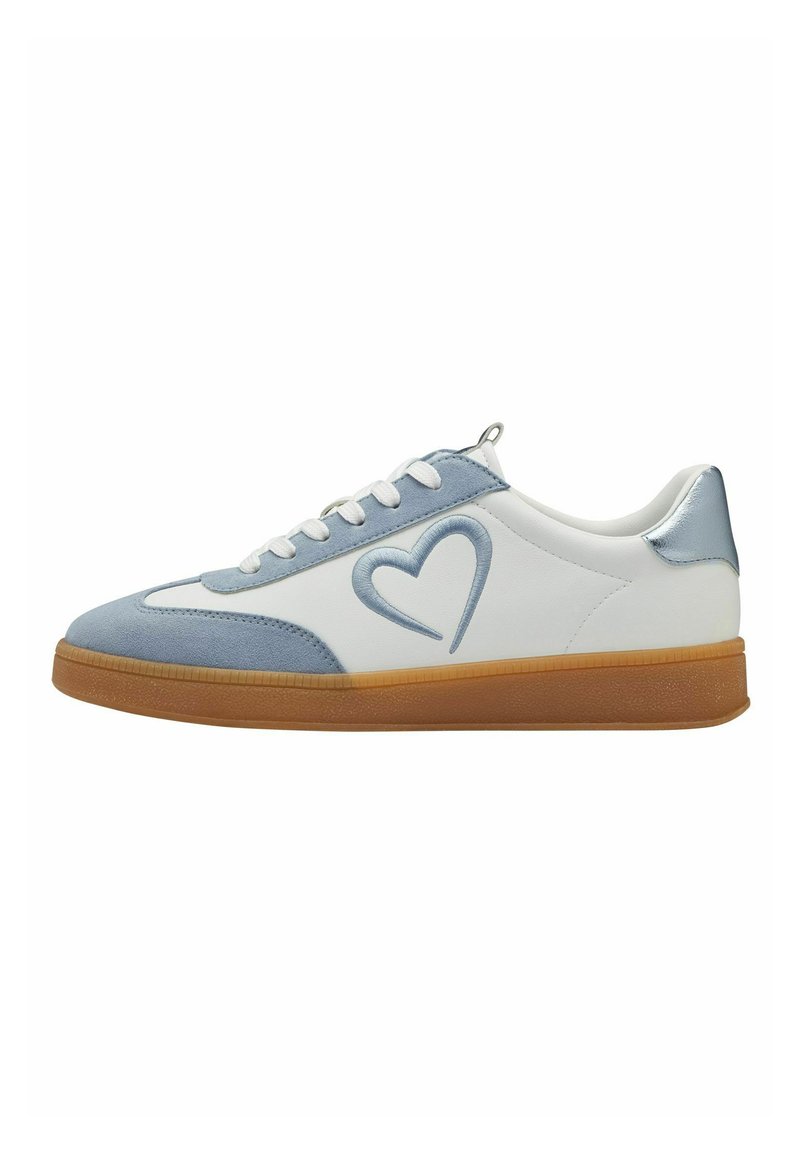 Zapatillas blancas y azul claro con un diseño de corazón, detalles en ante y suela de goma. Cierre con cordones, textura suave en la parte superior.