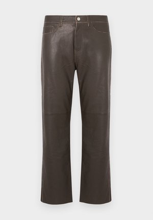 Καφέ σκούρο δερμάτινο παντελόνι με ίσια γραμμή, με κουμπί στο μπροστινό μέρος, φερμουάρ, θηλιές για ζώνη και διακοσμητικές ραφές σε αντίθετο χρώμα.