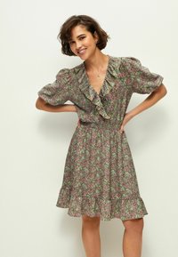 Next SHORT SLEEVE FRILL REGULAR FIT - Nappali ruha - khaki green