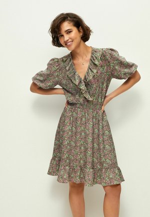 Next SHORT SLEEVE FRILL REGULAR FIT - Nappali ruha - khaki green