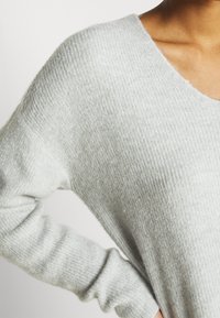 Vero Moda VMCREWLEFILE VNECK  - Camisola - mineral gray melange