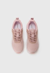 Scarpe da ginnastica rosa con tomaia in rete, design con lacci e suola in gomma. Presentano un colletto imbottito e un motivo texture sulla tomaia.