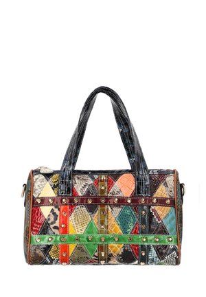 Geantă de mână din piele patchwork colorată, cu modele diamantate, curele orizontale cu nituri și două mânere negre pe un fundal alb.