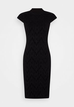 Zwarte gebreide jurk met een aansluitende pasvorm, korte kapmouwen, hoge halslijn en een gestructureerd patroon van in elkaar grijpende letters.