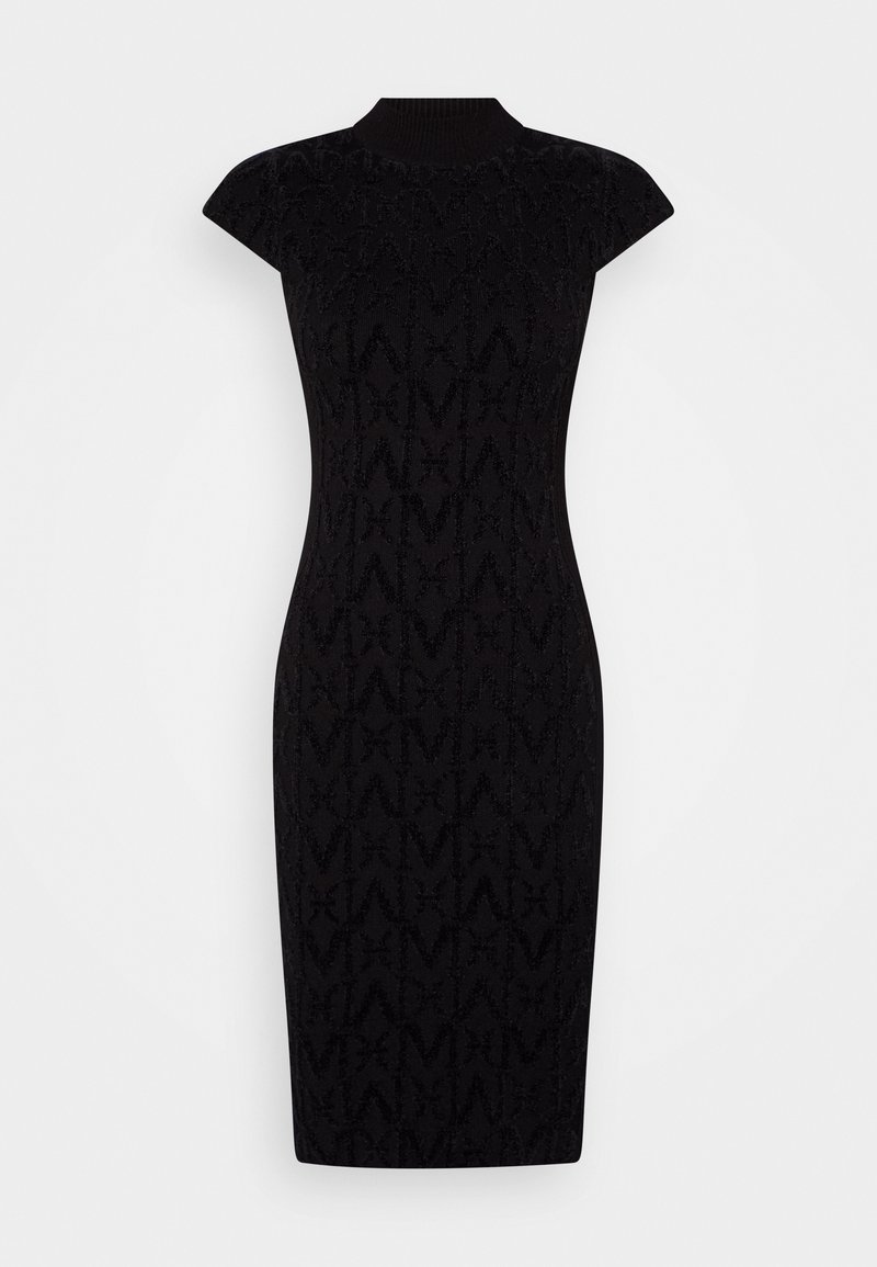 Robe noire en tricot présentant une silhouette ajustée, des manches courtes raglan, un col montant et un motif texturé de lettres entrelacées.