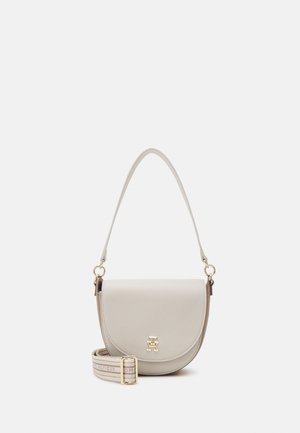 Sac bandoulière en cuir gris clair avec rabat arrondi, garniture dorée et une sangle réglable à motif avec le logo de la marque.