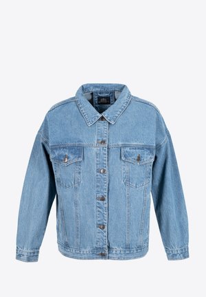 Chaqueta de denim azul claro con cuello clásico, botones frontales, dos bolsillos en el pecho y mangas largas con un ajuste relajado.
