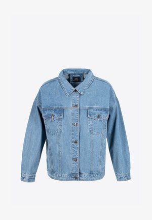 Chaqueta de denim azul claro con cuello clásico, botones frontales, dos bolsillos en el pecho y mangas largas con un ajuste relajado.