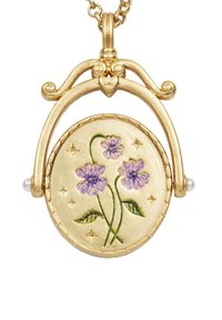 Pendente in oro con un design ovale, decorato con dettagli in smalto a forma di fiore viola, gambi verdi e piccoli accenti a forma di stella, attaccato a una catenina.