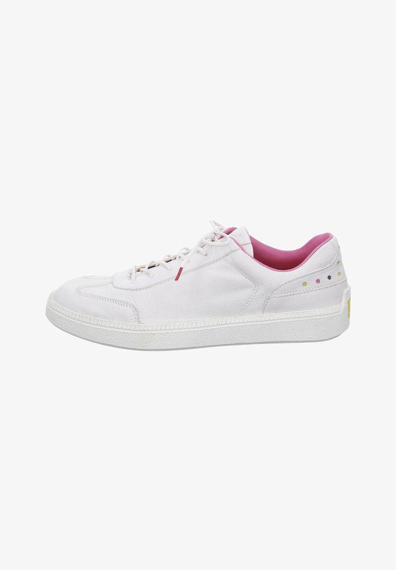 Sneaker in pelle bianca con interno rosa, suola piatta, punta tondeggiante e punti decorativi colorati sul tallone. Presenti lacci e dettagli testurizzati.