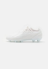 Scarpino da calcio bianco con un upper sintetico liscio, modelli testurizzati e una suola traslucida. Presenta lacci piatti e un design aerodinamico.