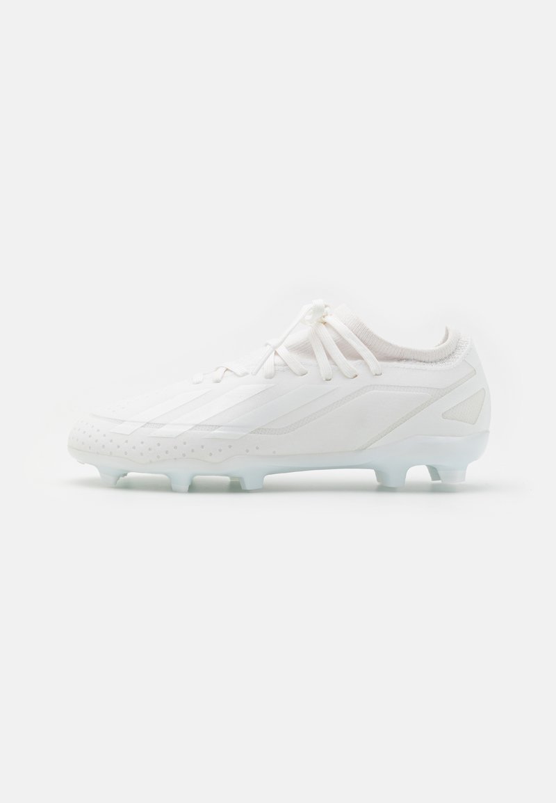 Scarpino da calcio bianco con un upper sintetico liscio, modelli testurizzati e una suola traslucida. Presenta lacci piatti e un design aerodinamico.