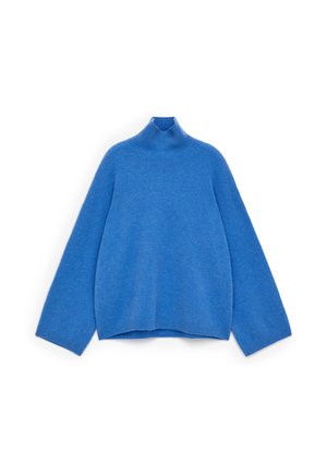 Blue turtleneck sweater made of soft wool, featuring long sleeves, a relaxed fit, ribbed cuffs, and a high neck design.