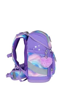 Lila Rucksack mit wellenförmigem Design, Netzträgern, Sternakzenten und einem flauschigen Herz-Schlüsselanhänger. Enthält reflektierende Details für bessere Sichtbarkeit.