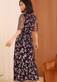 Love & Roses REGULAR FIT - EMBELLISHED FLUTTER SLEEVE MIDI  - Kokteilinė suknelė / vakarėlių suknelė - navy blue