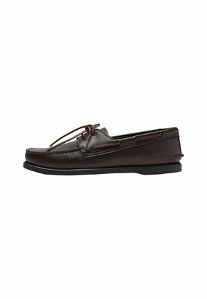 Bruine leren bootschoen met veters, moccasin-stijl stiksels, rubberen zool en metalen oogjes voor de veters. Laag profiel ontwerp.
