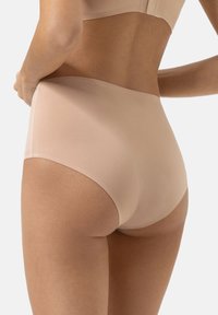 Mutande a vita alta in morbido e leggero tessuto beige. Texture liscia senza cuciture visibili, progettata per offrire comfort e una vestibilità senza soluzione di continuità.