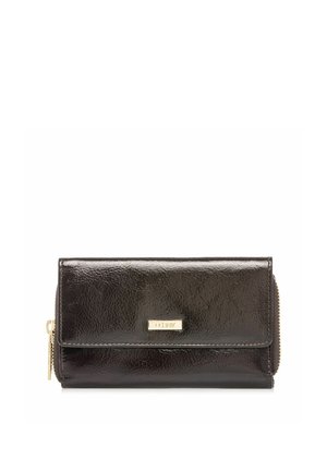 Czarny błyszczący skórzany portfel z przednią klapką, złotą tabliczką z logo i złotym zamkiem błyskawicznym po boku.