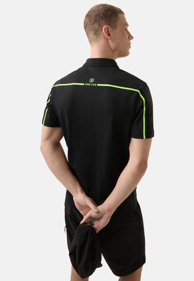 Černé polo tričko s krátkým rukávem, které má neonově smaragdové akcenty a logo na zádech. Materiál vypadá hladce, střih je atletický.