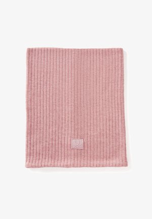 Gerippter rosa Schal aus weichem Stoff, mit einem kleinen Logo-Patch in der unteren Ecke. Die Textur ist leicht und warm.