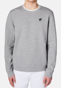 Szary sweatshirt wykonany z mieszanki bawełny, z okrągłym dekoltem, ściągaczami w mankietach i u dołu, z małym czarnym logo na piersi.