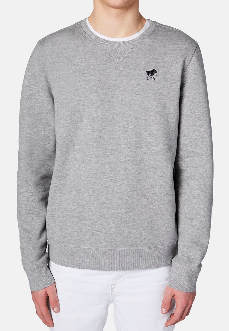 Szary sweatshirt wykonany z mieszanki bawełny, z okrągłym dekoltem, ściągaczami w mankietach i u dołu, z małym czarnym logo na piersi.