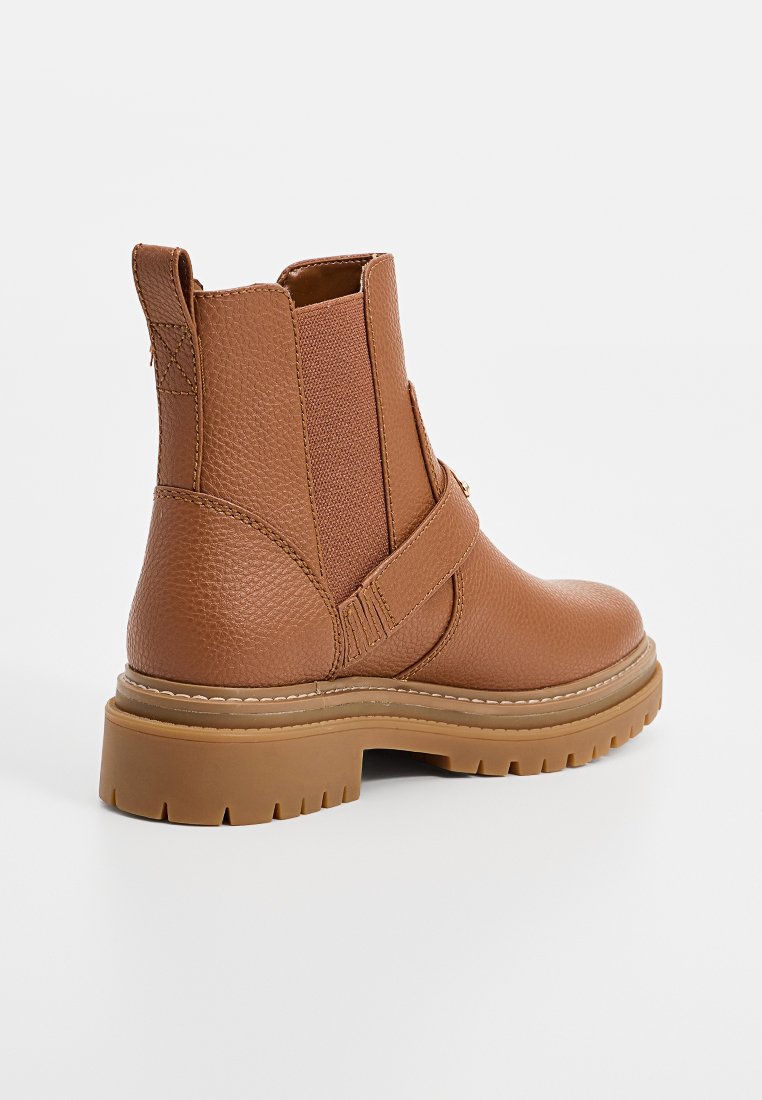 Bruine leren enkelboot met een stevige rubberen zool, elastische zijpaneel en een trekloop aan de achterkant voor gemakkelijk aan- en uittrekken.