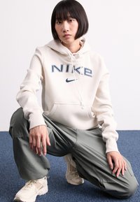 Nike Sportswear LOGO - Ikdienas džemperis - light orewood brown/white/armory navy