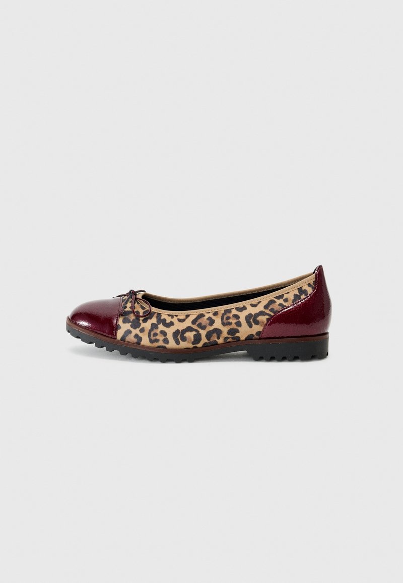 Chaussure plate pour femme en tissu imprimé léopard, bout et talon bordeaux brillant, semelle en caoutchouc noir et petit nœud décoratif sur le bout.