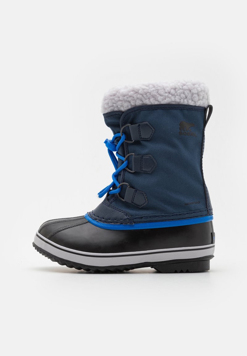 Botte d'hiver avec semelle et embout en caoutchouc noir, dessus en tissu bleu avec lacets bleus et doublure en polaire blanche.