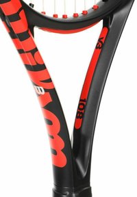 Schwarz-rote Tennisschläger mit strukturiertem Griff, offenem Saitenmuster und auffälliger Markenpräsenz, mit einer leichten Krümmung im Rahmen-Design.