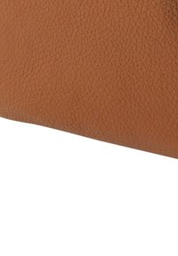 Braunes strukturiertes Leder mit weichem Griff. Die Oberfläche zeigt ein feines genarbtes Muster, das Haltbarkeit und Materialqualität unterstreicht.