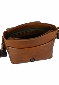 Borsa a tracolla in pelle marrone con chiusura con zip, molteplici scomparti interni e tracolla regolabile. Texture liscia.