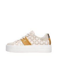 Sneaker beige con upper a motivo, caratterizzati da un accento arancione testurizzato e una suola platform bianca. Dettagli metallici nel tallone.