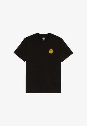 Zwart T-shirt met korte mouwen en een klein geel cirkelvormig boomlogo op de linkerborst tegen een witte achtergrond.