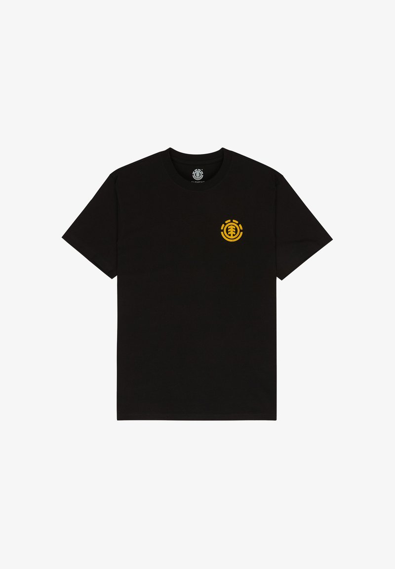 Čierne tričko s krátkym rukávom so malým žltým kruhovým logom stromu na ľavej hrudi na bielom pozadí.