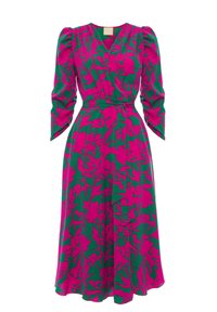 Kwiatowa sukienka midi w zielonym materiale z odważnymi różowymi wzorami kwiatowymi. Posiada długie bufiaste rękawy oraz dekolt w kształcie litery V z wiązanym pasem.