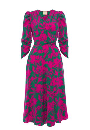 Kwiatowa sukienka midi w zielonym materiale z odważnymi różowymi wzorami kwiatowymi. Posiada długie bufiaste rękawy oraz dekolt w kształcie litery V z wiązanym pasem.