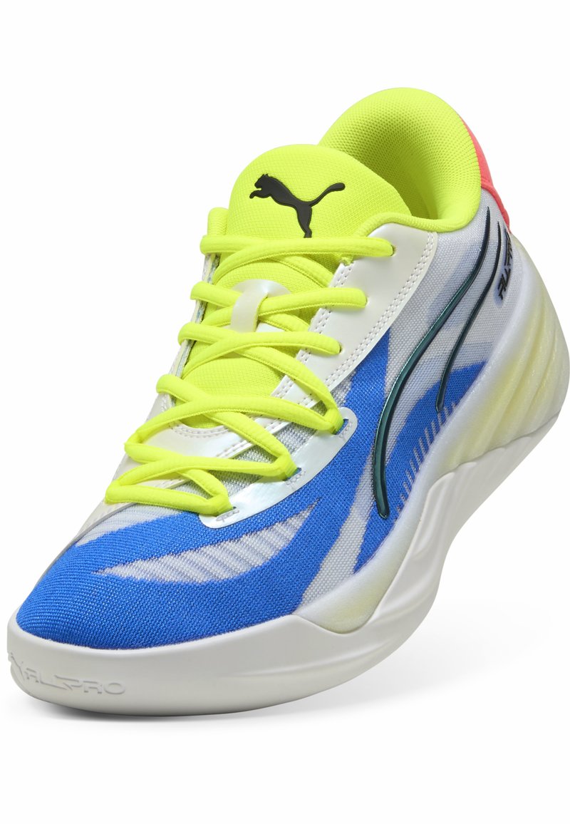 Niebiesko-białe buty sportowe z teksturowaną cholewką, jasnoniebieskie sznurowadła i akcenty w kolorze żółtym oraz biała podeszwa środkowa z czarnym logo Pumy.