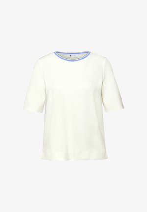 Biała koszula z krótkim rękawem i okrągłym dekoltem wykończonym jasnoniebieskim i beżowym, prezentowana na białym tle.