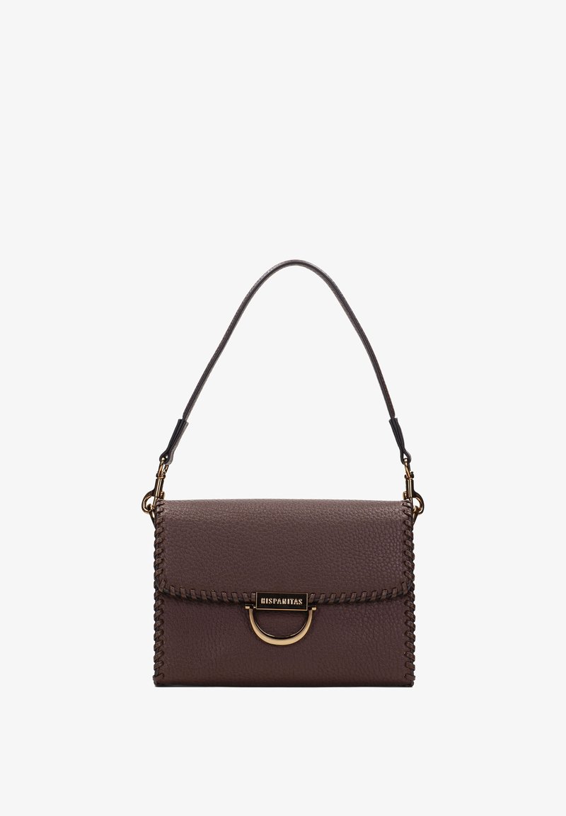 Brun läderhandväska med textur, flätad kant, guldfärgad hardware och ett kort handtag för att bära på axeln eller i handen.