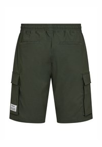 Pantalones cortos de carga en verde oscuro con una cintura elástica, dos bolsillos traseros y bolsillos laterales de carga. Textura suave con un detalle de etiqueta mínima.