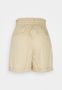 Beige bomullsshorts med elastisk midjeband, två bakfickor och uppvikt fåll. Slät textur och avslappnad design.