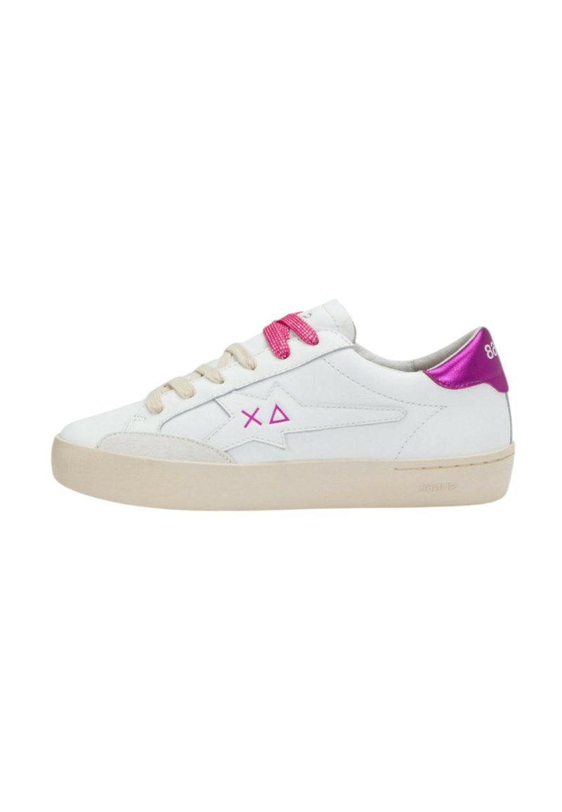 Sneaker in pelle bianca con dettagli rosa nei lacci e nel tallone, suola in gomma beige e logo a stella sul lato. Texture complessivamente liscia.