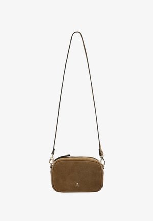 Bolso bandolera de ante marrón con cremallera plateada y pequeño emblema de calavera y huesos cruzados en el frontal, colgando de una tira delgada ajustable.